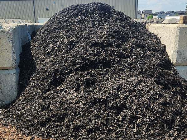 Bulk black mulch and colored wood mulch in High River